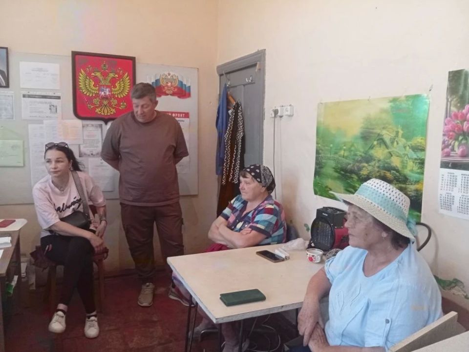 Начальник Белояровского территориального отдела Анатолий Курнышов провел встречу с работниками Белояровского селького клуба