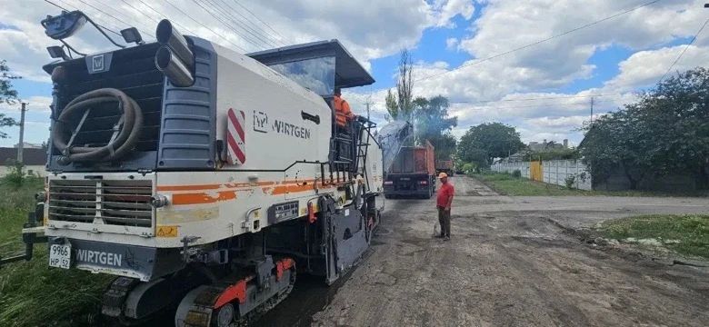 Нижегородские подрядчики обновляют еще одну дорогу в пгт Мангуш Нижегородские подрядчики обновляют еще одну дорогу в пгт Мангуш