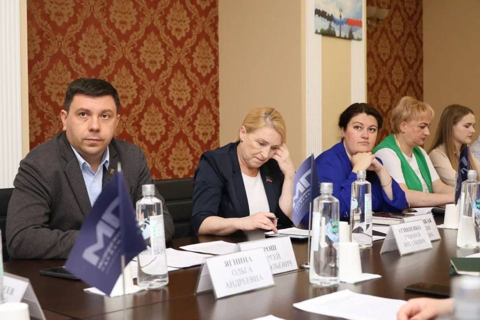 А вы что об этом думаете?. Вчера со старшими коллегами из Народного Совета ДНР провели совещание членов наших рабочих групп по законотворчеству и молодежным общественным приемным А вы что об этом думаете?. Вчера со старшими коллегами из Народного Совета ДНР провели совещание членов наших рабочих групп по законотворчеству и молодежным общественным приемным