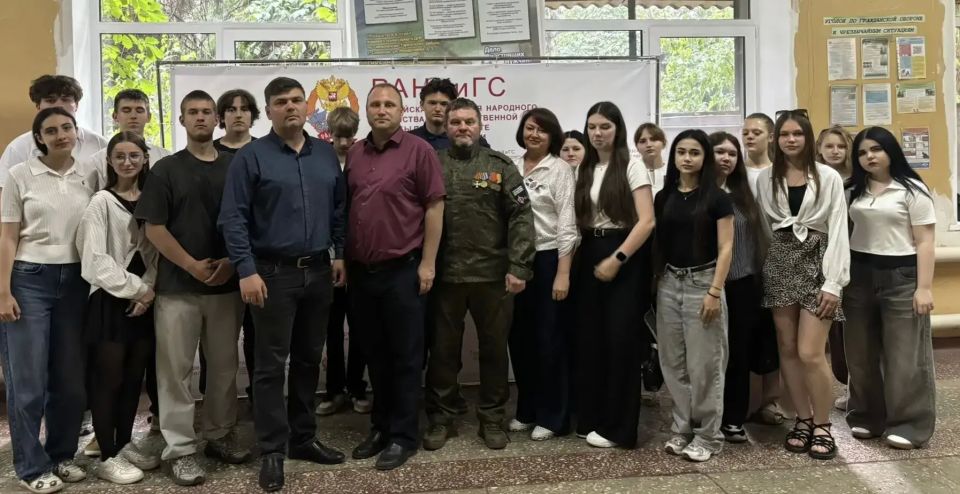 В преддверии Дня России в Торезском филиале РАНХиГС прошло необычное мероприятие - «Открытый диалог» между студентами и представителями органов местного самоуправления