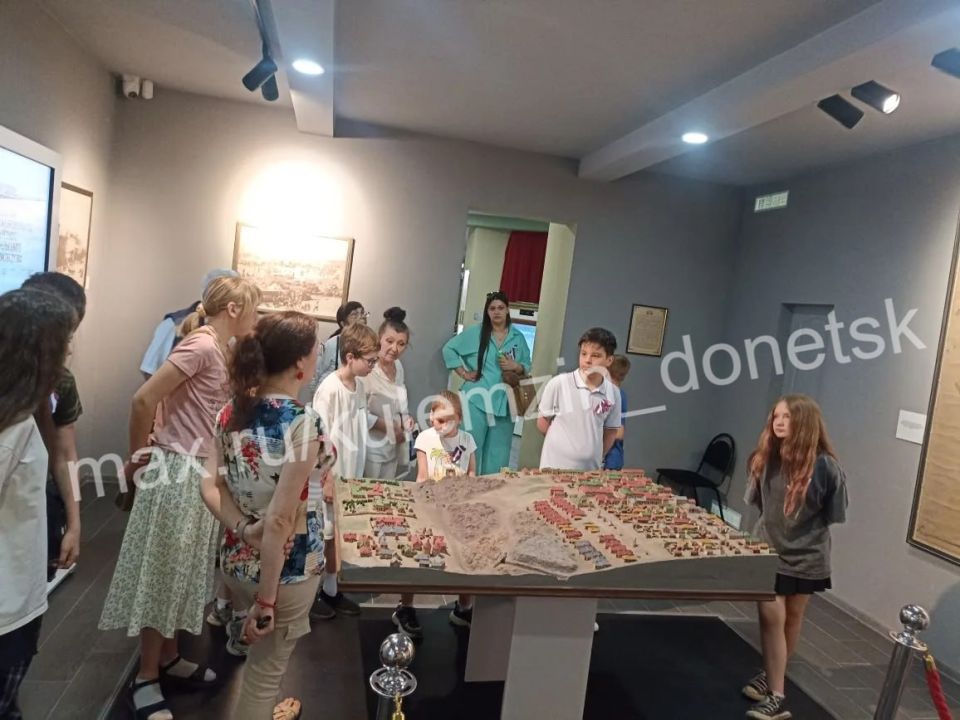 Детисироты и дети, лишённые родительского попечения из Киевского района, познакомились с историей края на экскурсии «С чего начинается Родина?» в Донецком республиканском краеведческом музее Детисироты и дети, лишённые родительского попечения из Киевского района, познакомились с историей края на экскурсии «С чего начинается Родина?» в Донецком республиканском краеведческом музее
