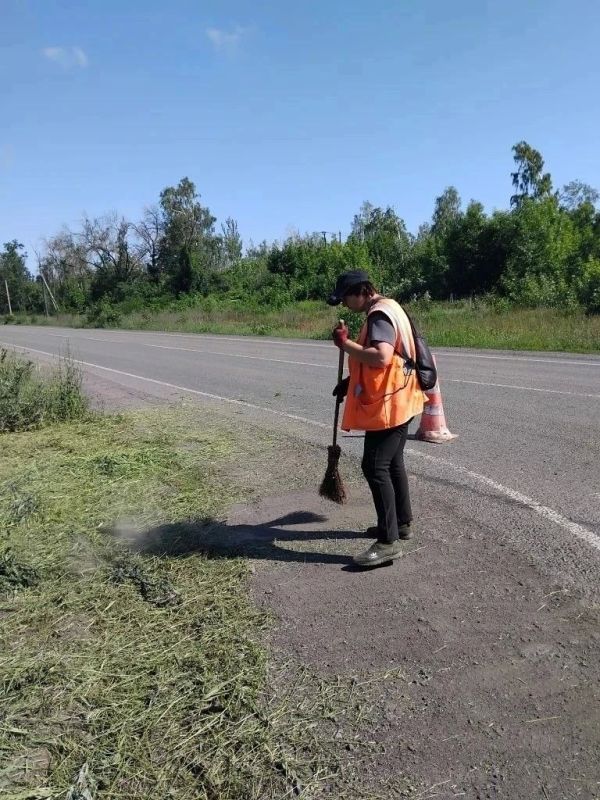 Коммунальщики Снежного продолжают благоустраивать территории общего пользования