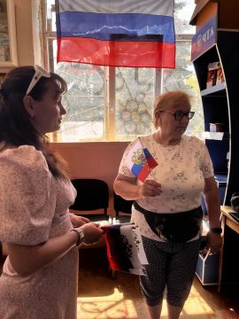10 июня, в преддверии Дня России, МБУ клуб "Шахтёр " принял активное участие в патриотической акции по раздаче флажков "Российский триколор"