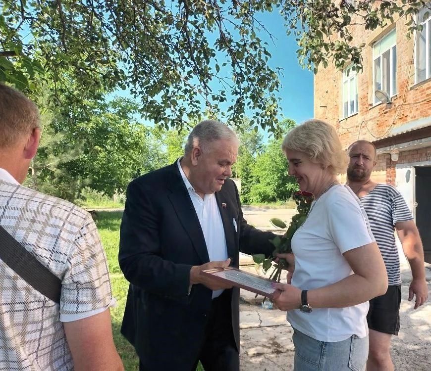 В преддверии Дня России председатель Амвросиевского муниципального совета Александр Алексеевич Шульга обратился с теплыми поздравлениями к коллективу Амвросиевской группы подстанций Амвросиевского РЭС ПО «Харцызские ЭС»... В преддверии Дня России председатель Амвросиевского муниципального совета Александр Алексеевич Шульга обратился с теплыми поздравлениями к коллективу Амвросиевской группы подстанций Амвросиевского РЭС ПО «Харцызские ЭС»...