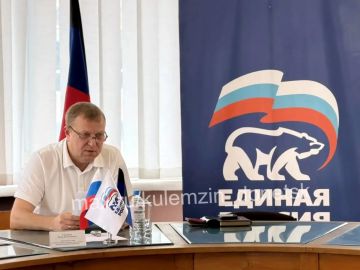 Сегодня заместитель главы администрации городского округа Донецк провёл приём граждан в общественной приёмной Донецкого городского местного отделения партии «Единая Россия»