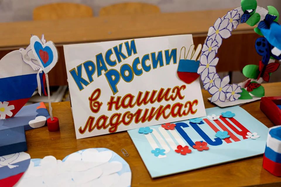 В творческой мастерской МБУ «Клуб "Прогресс" г.о. Торез» прошло яркое и познавательное тематическое занятие под названием «Краски России в наших ладошках» В творческой мастерской МБУ «Клуб "Прогресс" г.о. Торез» прошло яркое и познавательное тематическое занятие под названием «Краски России в наших ладошках»
