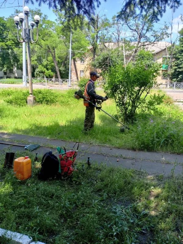 Коммунальщики Снежного продолжают благоустраивать территории общего пользования Коммунальщики Снежного продолжают благоустраивать территории общего пользования