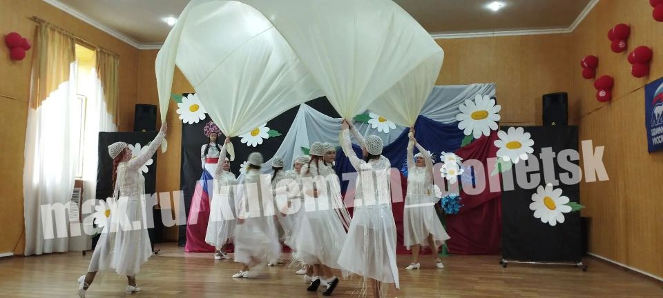 Сегодня во Дворце культуры «Смолянка», в рамках проекта «Культура малой родины» партии «Единая Россия», состоялся праздничный концерт «Русские напевы», посвященный Дню России Сегодня во Дворце культуры «Смолянка», в рамках проекта «Культура малой родины» партии «Единая Россия», состоялся праздничный концерт «Русские напевы», посвященный Дню России