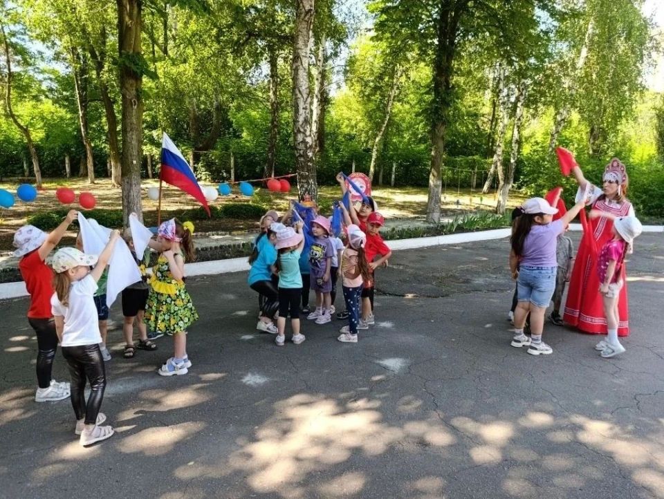 В преддверии главного государственного праздника в ГБДОУ "Детский сад № 24" прошёл праздник "Славься родная Россия" В преддверии главного государственного праздника в ГБДОУ "Детский сад № 24" прошёл праздник "Славься родная Россия"