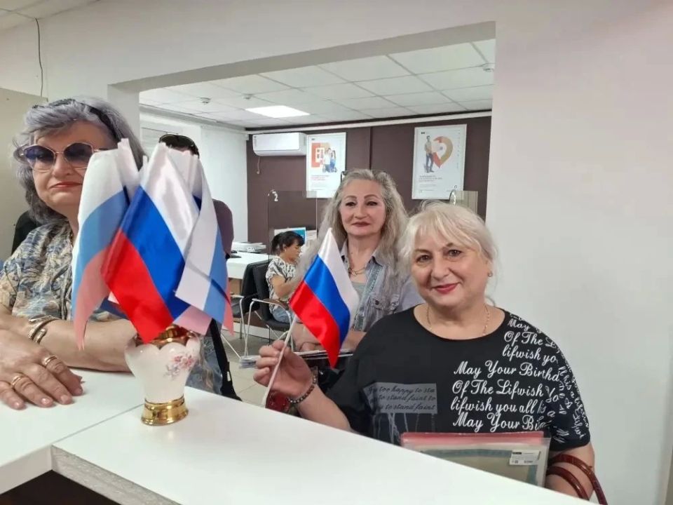 В преддверии Дня России в центрах «Мои Документы» для заявителей организована праздничная акция по вручению флажков с государственной символикой Российской Федерации В преддверии Дня России в центрах «Мои Документы» для заявителей организована праздничная акция по вручению флажков с государственной символикой Российской Федерации
