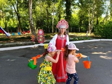 В преддверии главного государственного праздника в ГБДОУ "Детский сад № 24" прошёл праздник "Славься родная Россия"