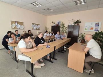 Сегодня в Луганской школе № 12 городского округа Дебальцево состоялась встреча главы муниципального образования Сергея Желновача с педагогическим коллективом