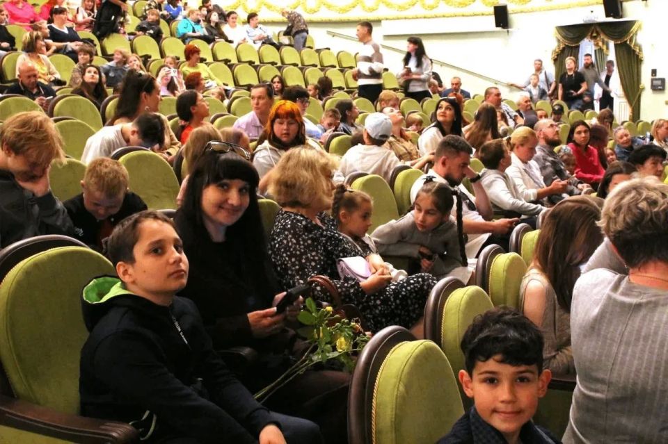 Мариупольский драмтеатр, восстановленный при поддержке Санкт-Петербурга, снова радует зрителей Мариупольский драмтеатр, восстановленный при поддержке Санкт-Петербурга, снова радует зрителей