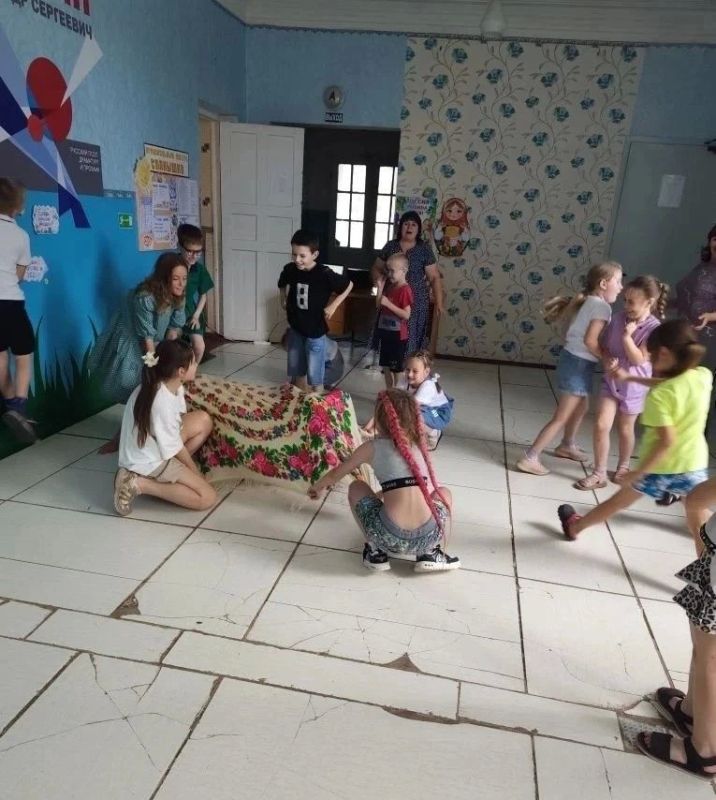 В преддверии Дня России в библиотеке-филиале №1 для ребят из пришкольного лагеря «Солнышко» прошла познавательно-игровая программа «Россия - Родина моя» В преддверии Дня России в библиотеке-филиале №1 для ребят из пришкольного лагеря «Солнышко» прошла познавательно-игровая программа «Россия - Родина моя»
