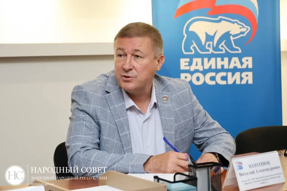 Виталий Золотнюк провел прием граждан в региональной общественной приемной партии «Единая Россия» Виталий Золотнюк провел прием граждан в региональной общественной приемной партии «Единая Россия»