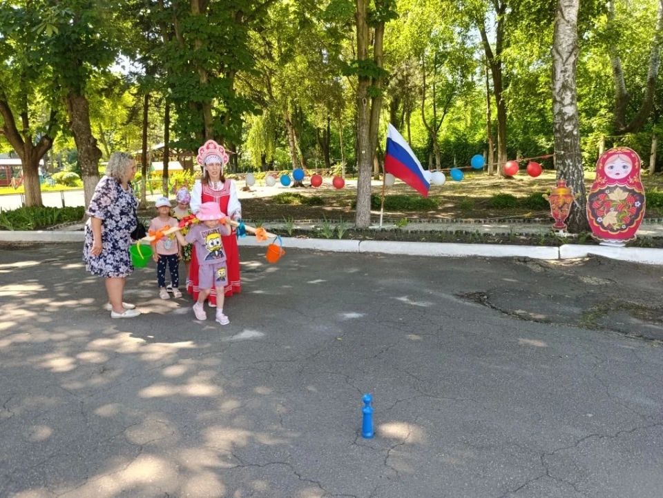 День России наступает,. Солнце ярче светит вдруг День России наступает,. Солнце ярче светит вдруг