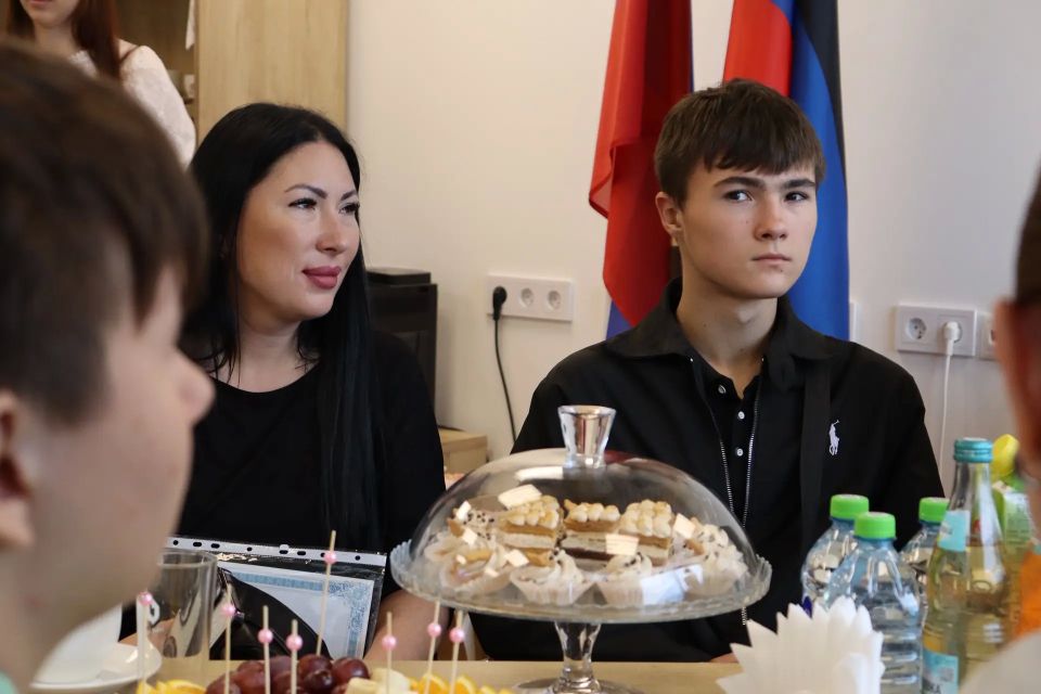 Торжественно вручили первые паспорта юным гражданам в преддверии Дня России Торжественно вручили первые паспорта юным гражданам в преддверии Дня России