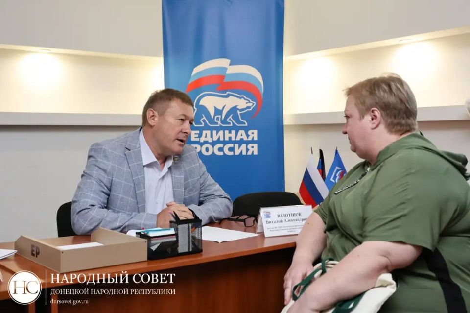 Виталий Золотнюк провел прием граждан в региональной общественной приемной партии «Единая Россия» Виталий Золотнюк провел прием граждан в региональной общественной приемной партии «Единая Россия»