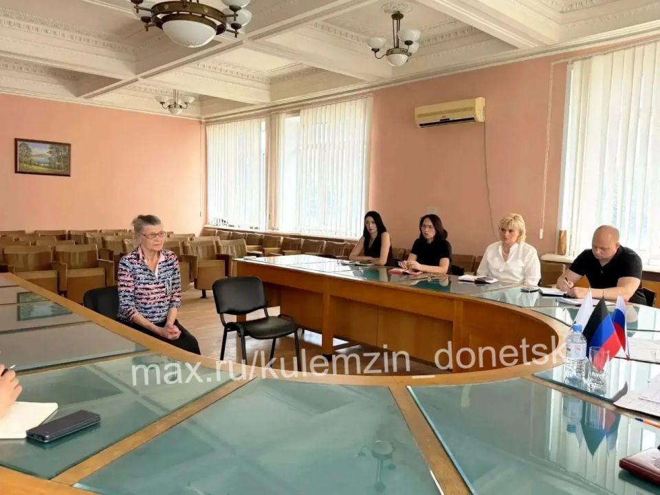 Сегодня заместитель главы администрации городского округа Донецк провёл приём граждан в общественной приёмной Донецкого городского местного отделения партии «Единая Россия» Сегодня заместитель главы администрации городского округа Донецк провёл приём граждан в общественной приёмной Донецкого городского местного отделения партии «Единая Россия»
