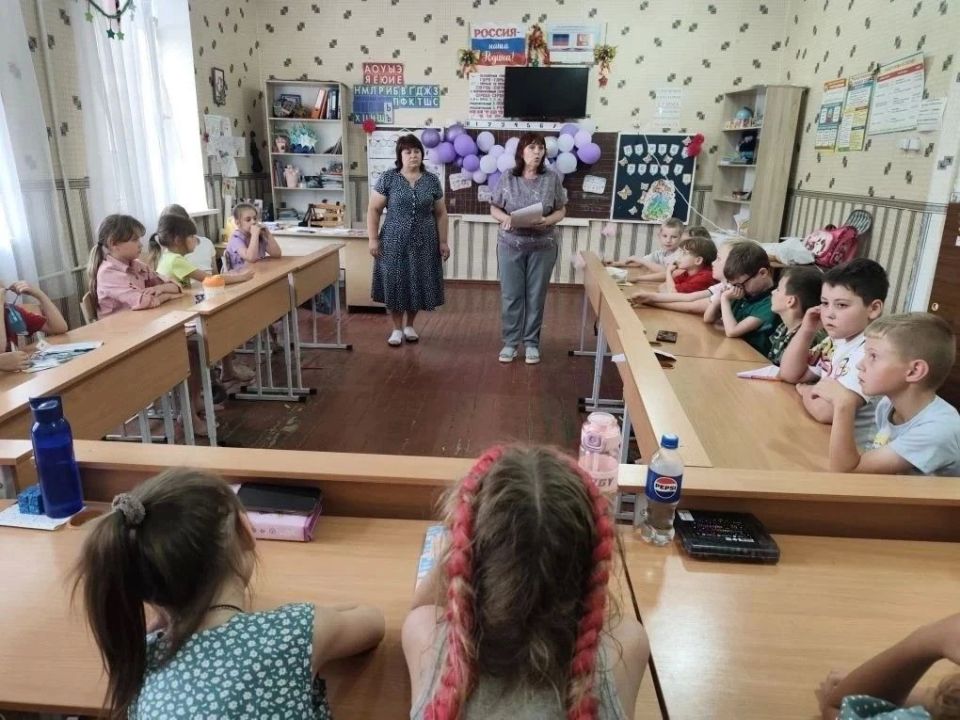 В преддверии Дня России в библиотеке-филиале №1 для ребят из пришкольного лагеря «Солнышко» прошла познавательно-игровая программа «Россия - Родина моя» В преддверии Дня России в библиотеке-филиале №1 для ребят из пришкольного лагеря «Солнышко» прошла познавательно-игровая программа «Россия - Родина моя»