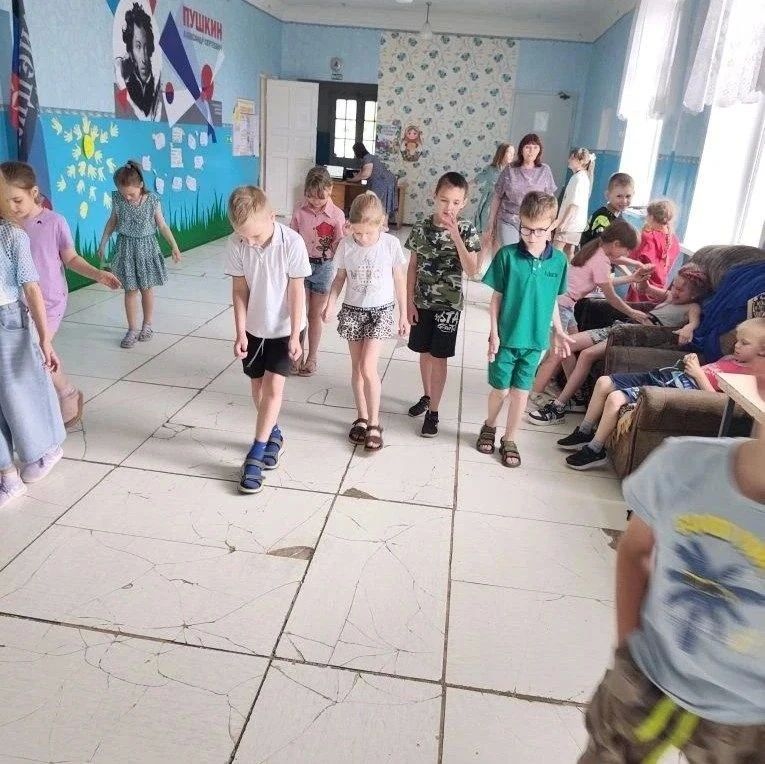 В преддверии Дня России в библиотеке-филиале №1 для ребят из пришкольного лагеря «Солнышко» прошла познавательно-игровая программа «Россия - Родина моя» В преддверии Дня России в библиотеке-филиале №1 для ребят из пришкольного лагеря «Солнышко» прошла познавательно-игровая программа «Россия - Родина моя»