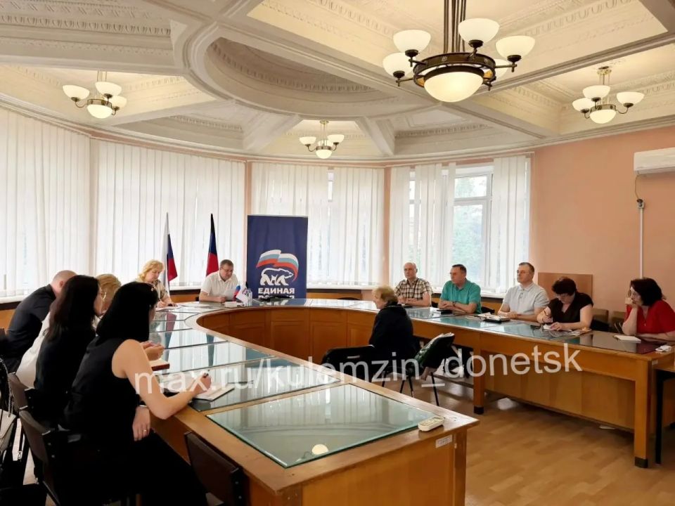 Сегодня заместитель главы администрации городского округа Донецк провёл приём граждан в общественной приёмной Донецкого городского местного отделения партии «Единая Россия» Сегодня заместитель главы администрации городского округа Донецк провёл приём граждан в общественной приёмной Донецкого городского местного отделения партии «Единая Россия»