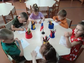 В дошкольных общеобразовательных учреждениях Кировского района в преддверии празднования Дня России прошел конкурс детского рисунка "Россия - Родина моя"
