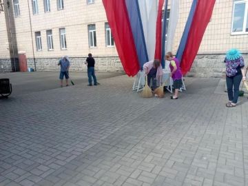 Сотрудники учреждений культуры и образования приняли участие в акции "Чистый четверг"