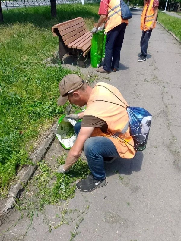 Коммунальщики Снежного продолжают благоустраивать территории общего пользования Коммунальщики Снежного продолжают благоустраивать территории общего пользования