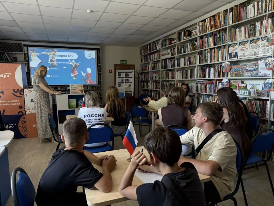 Смоляне провели интеллектуальную игру с молодежью Мангуша Смоляне провели интеллектуальную игру с молодежью Мангуша