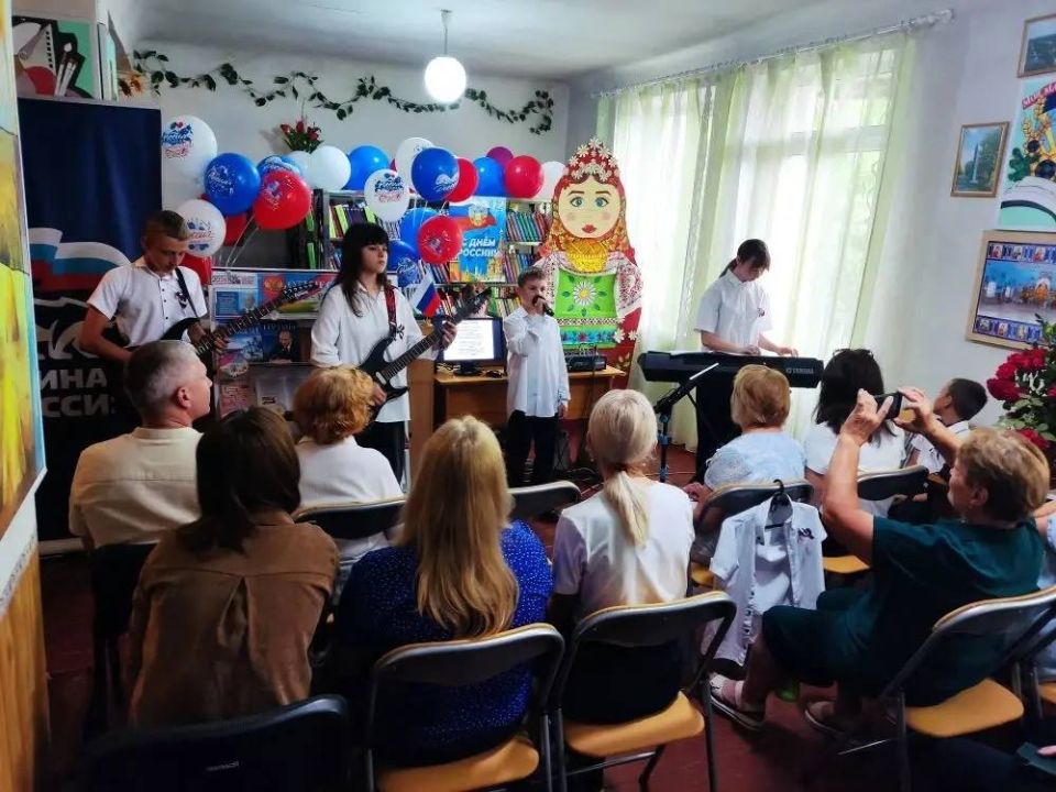 Сегодня, 11 июня, в преддверии праздника Дня России в МБУ «Централизованная библиотечная система для взрослых города Донецка» Библиотека - филиал №6 прошёл информационный час «Русь, Россия, Родина моя» Сегодня, 11 июня, в преддверии праздника Дня России в МБУ «Централизованная библиотечная система для взрослых города Донецка» Библиотека - филиал №6 прошёл информационный час «Русь, Россия, Родина моя»