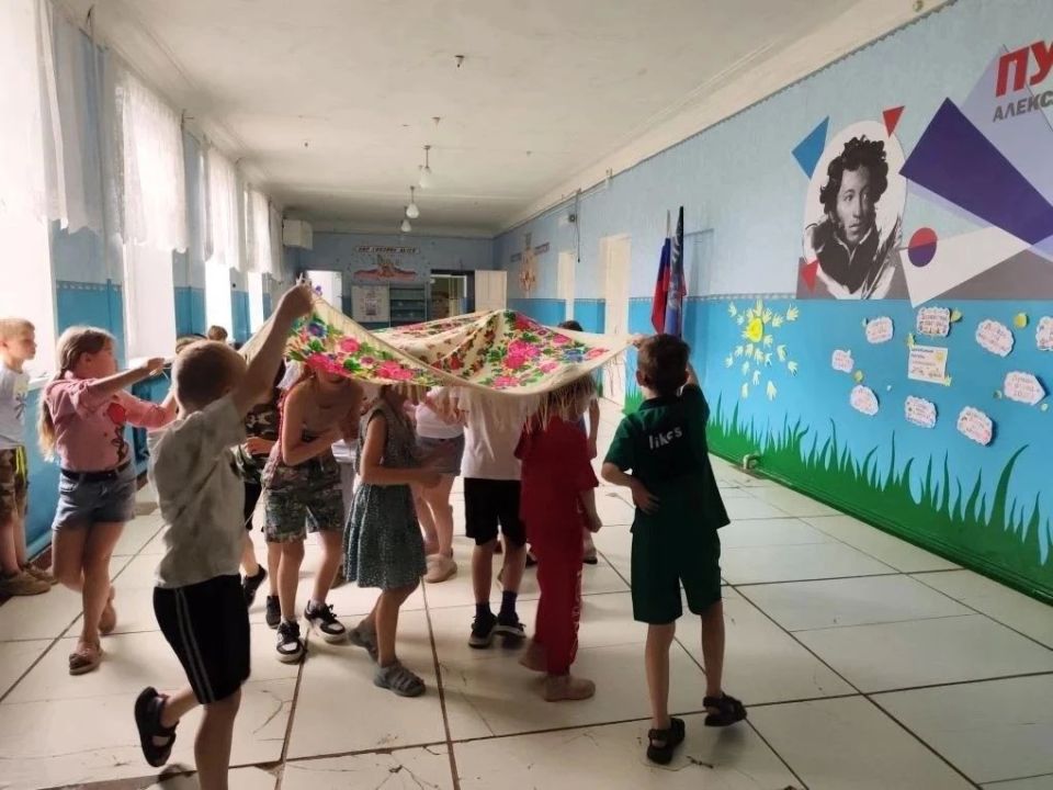 В преддверии Дня России в библиотеке-филиале №1 для ребят из пришкольного лагеря «Солнышко» прошла познавательно-игровая программа «Россия - Родина моя»