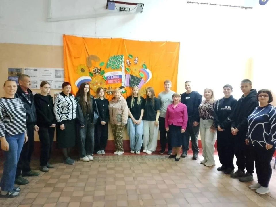 МБУ "Клуб "Комсомолец" г.о.Торез". В преддверии Дня России прошла замечательная выставка детских рисунков под названием "Прекрасна ты, моя Россия!" МБУ "Клуб "Комсомолец" г.о.Торез". В преддверии Дня России прошла замечательная выставка детских рисунков под названием "Прекрасна ты, моя Россия!"
