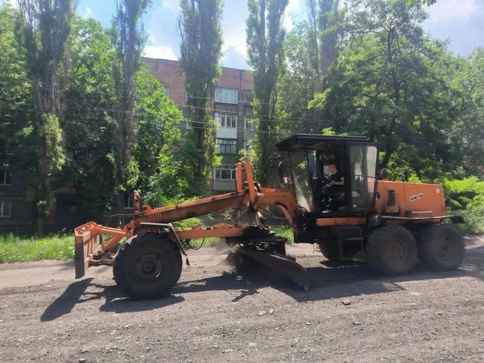 В Снежном специалистами предприятия «Спецтранс» совместно с аварийной бригадой из шеф-региона Самарской области ведутся работы по отсыпке и грейдированию дороги на ул Квитки В Снежном специалистами предприятия «Спецтранс» совместно с аварийной бригадой из шеф-региона Самарской области ведутся работы по отсыпке и грейдированию дороги на ул Квитки