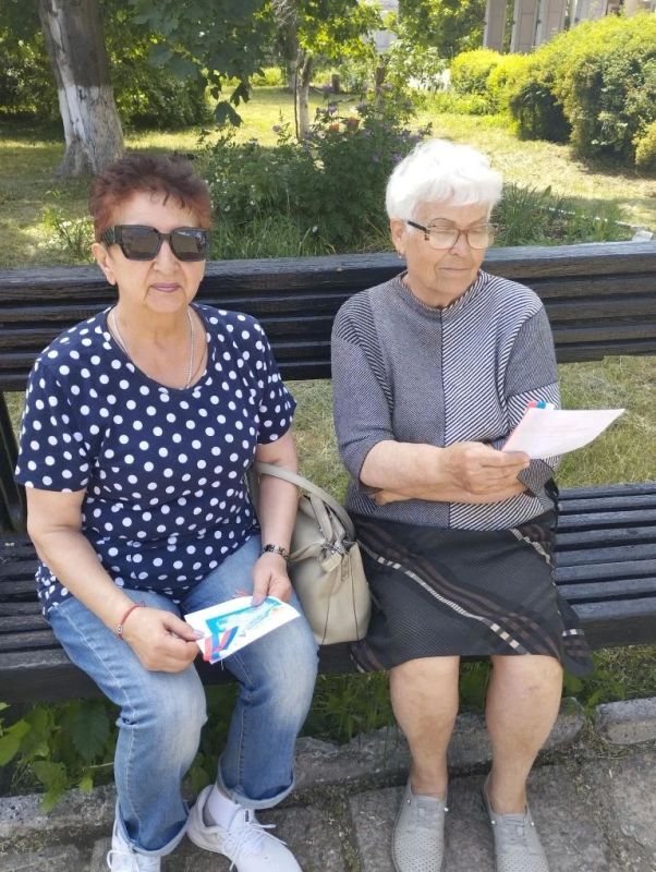 Вместе мы - Россия. Много прекрасных стран на планете, но Россия – великая, единственная, необыкновенная страна, потому что она – наша Родина! 12 июня отмечается важный государственный праздник — День России Вместе мы - Россия. Много прекрасных стран на планете, но Россия – великая, единственная, необыкновенная страна, потому что она – наша Родина! 12 июня отмечается важный государственный праздник — День России
