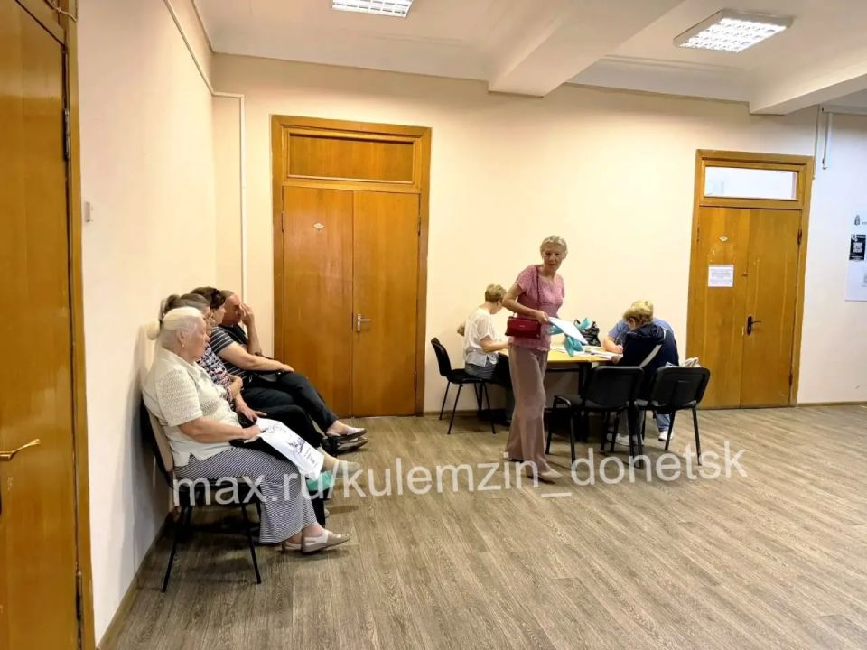 Сегодня заместитель главы администрации городского округа Донецк провёл приём граждан в общественной приёмной Донецкого городского местного отделения партии «Единая Россия» Сегодня заместитель главы администрации городского округа Донецк провёл приём граждан в общественной приёмной Донецкого городского местного отделения партии «Единая Россия»