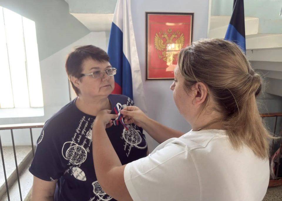 «Мой Триколор». В преддверии Дня России сотрудники управы Куйбышевского района поздравили земляков и раздали им ленточки с символикой российского флага «Мой Триколор». В преддверии Дня России сотрудники управы Куйбышевского района поздравили земляков и раздали им ленточки с символикой российского флага
