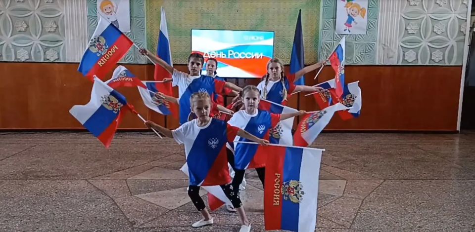 «С днем России!» - танцевальный флешмоб, ко Дню России! «С днем России!» - танцевальный флешмоб, ко Дню России!