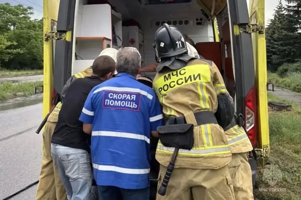 Сотрудники МЧС России работали на месте ДТП Сотрудники МЧС России работали на месте ДТП