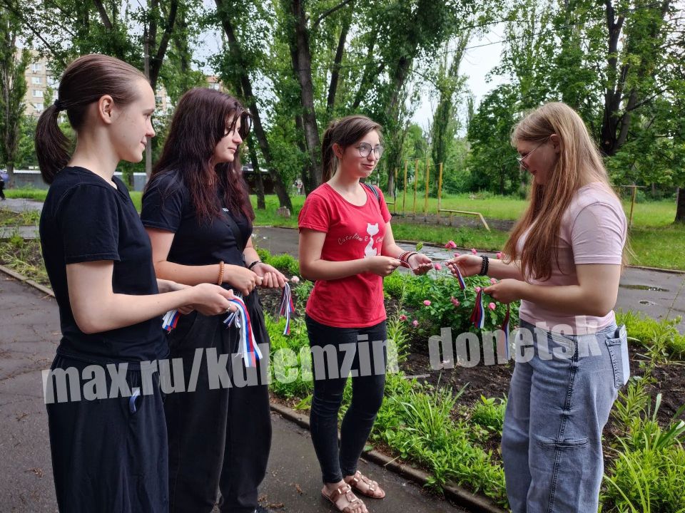 Сегодня в Пролетарском районе Донецка, в преддверии Дня России, состоялась акция «С Днем России!» Сегодня в Пролетарском районе Донецка, в преддверии Дня России, состоялась акция «С Днем России!»
