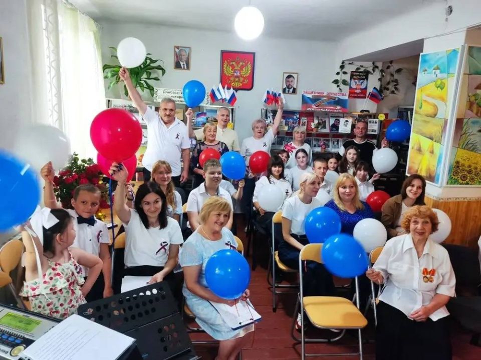 Сегодня, 11 июня, в преддверии праздника Дня России в МБУ «Централизованная библиотечная система для взрослых города Донецка» Библиотека - филиал №6 прошёл информационный час «Русь, Россия, Родина моя»