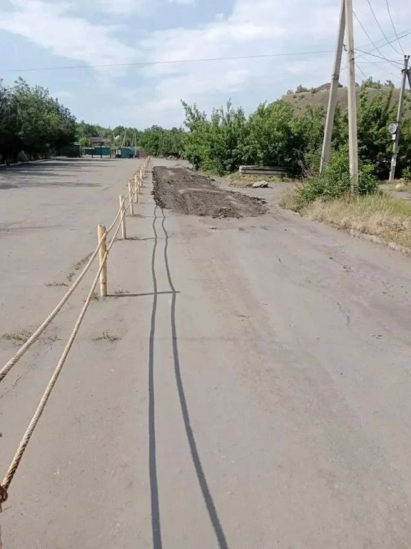Самарские дорожники выполняют работы по отсыпке проезжей части в Снежном Самарские дорожники выполняют работы по отсыпке проезжей части в Снежном