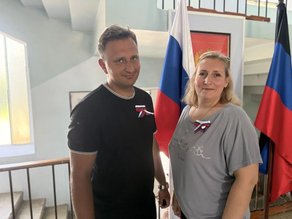 «Мой Триколор». В преддверии Дня России сотрудники управы Куйбышевского района поздравили земляков и раздали им ленточки с символикой российского флага «Мой Триколор». В преддверии Дня России сотрудники управы Куйбышевского района поздравили земляков и раздали им ленточки с символикой российского флага
