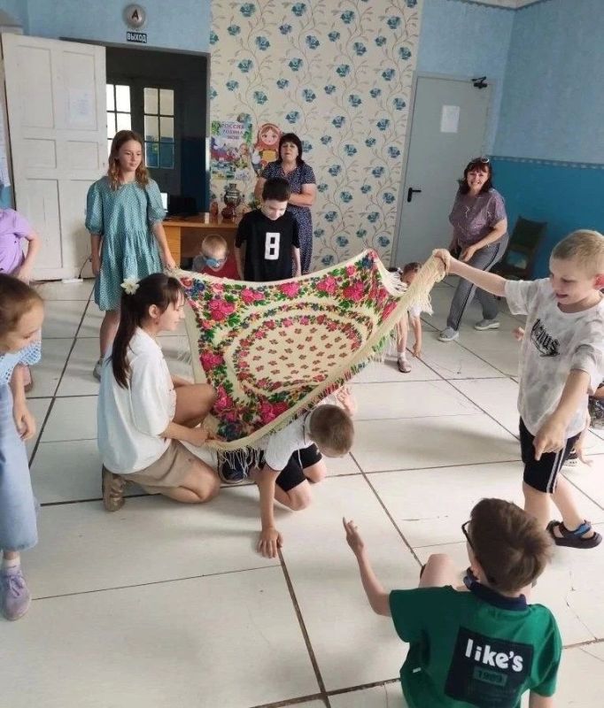 В преддверии Дня России в библиотеке-филиале №1 для ребят из пришкольного лагеря «Солнышко» прошла познавательно-игровая программа «Россия - Родина моя» В преддверии Дня России в библиотеке-филиале №1 для ребят из пришкольного лагеря «Солнышко» прошла познавательно-игровая программа «Россия - Родина моя»