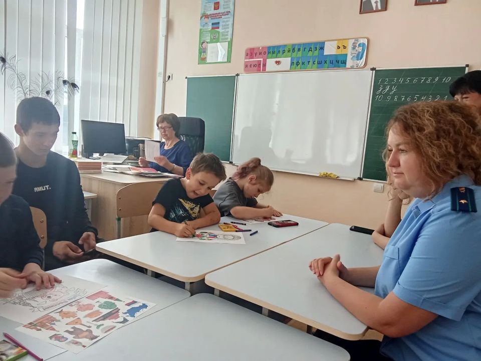 Накануне Дня России сотрудники полиции совместно с представителями Прокуратуры Мангушского муниципального округа навестили воспитанников пришкольных детских лагерей Мангуша Накануне Дня России сотрудники полиции совместно с представителями Прокуратуры Мангушского муниципального округа навестили воспитанников пришкольных детских лагерей Мангуша