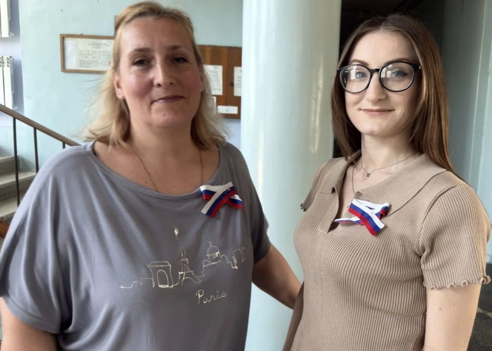 «Мой Триколор». В преддверии Дня России сотрудники управы Куйбышевского района поздравили земляков и раздали им ленточки с символикой российского флага «Мой Триколор». В преддверии Дня России сотрудники управы Куйбышевского района поздравили земляков и раздали им ленточки с символикой российского флага