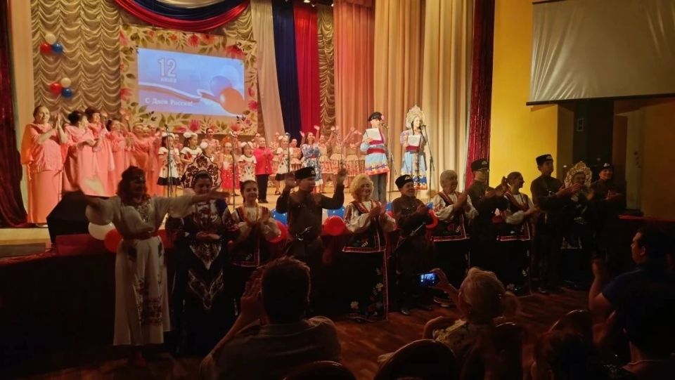 Наталья Бегуненко: В Петровском районе во Дворце культуры им. Г.И. Петровского состоялась концертная программа «Народы едины под солнцем России», приуроченная к празднованию Дня России Наталья Бегуненко: В Петровском районе во Дворце культуры им. Г.И. Петровского состоялась концертная программа «Народы едины под солнцем России», приуроченная к празднованию Дня России