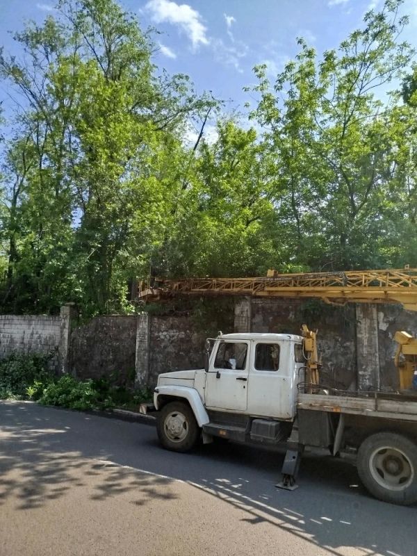 Сегодня, 11 июня, в рамках благоустройства и наведения санитарного порядка Филиалом № 3 «Макеевский металлургический завод» ООО «ЮГМК ДОНЕЦК» продолжаются работы по обрезке веток вдоль ограждения предприятия по ул.... Сегодня, 11 июня, в рамках благоустройства и наведения санитарного порядка Филиалом № 3 «Макеевский металлургический завод» ООО «ЮГМК ДОНЕЦК» продолжаются работы по обрезке веток вдоль ограждения предприятия по ул....