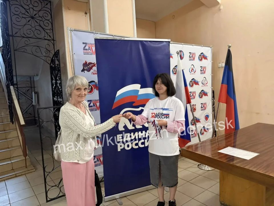 Алексей Кулемзин: Под флагом России: Акция активистов объединила горожан перед праздником Алексей Кулемзин: Под флагом России: Акция активистов объединила горожан перед праздником