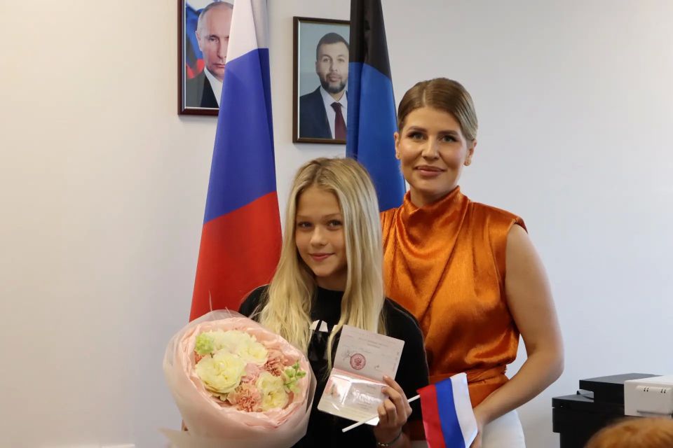 Торжественно вручили первые паспорта юным гражданам в преддверии Дня России Торжественно вручили первые паспорта юным гражданам в преддверии Дня России